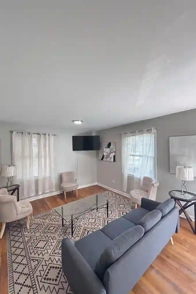 8 BR in Riverdale