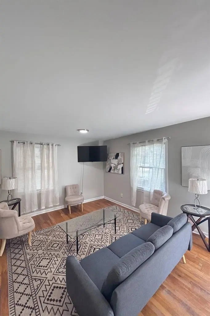 8 BR in Riverdale