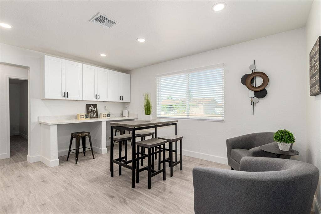 8 BR in Mesa