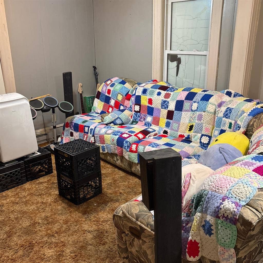 Looking for roommate