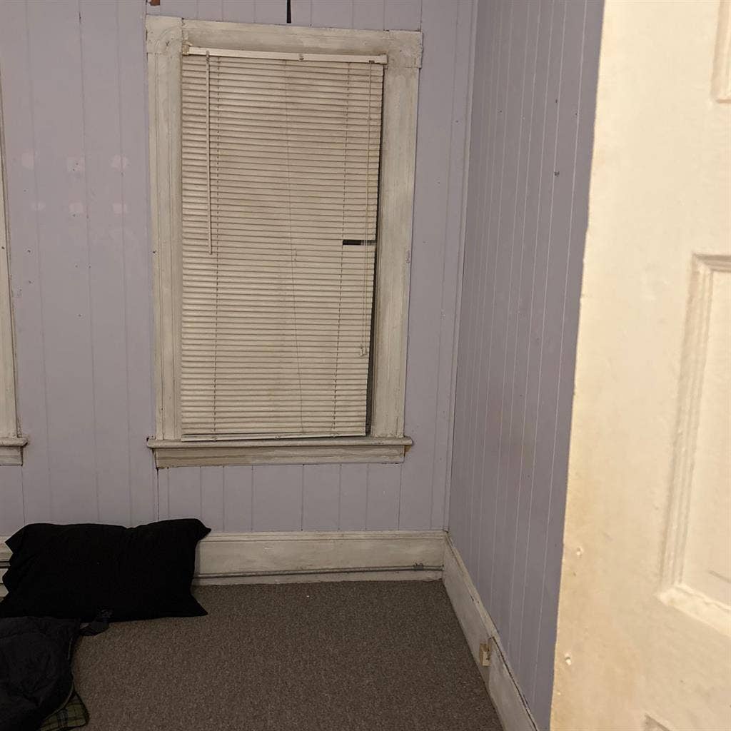 Looking for roommate