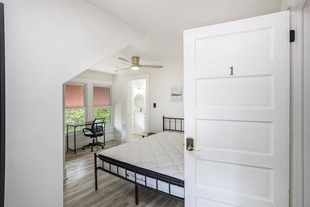6 BR in Seminole