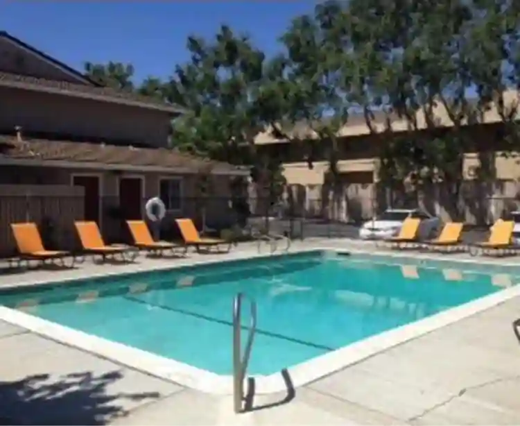 Looking for roomie Aug/Sept '