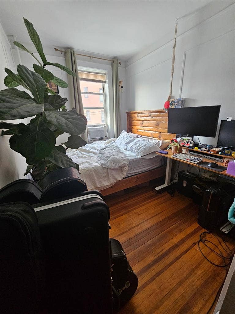 Cozy 2-BR Apt in Astoria