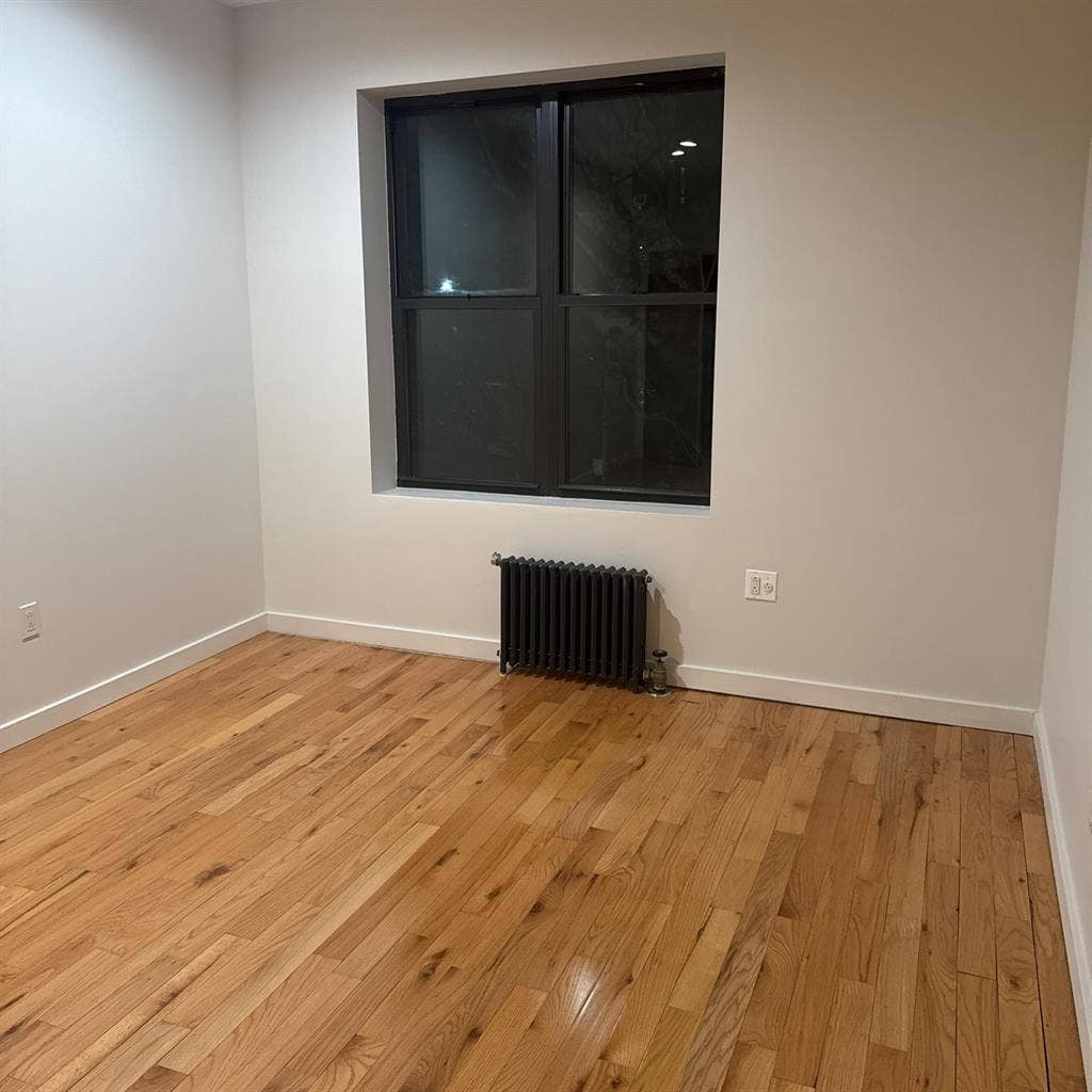 Room for rent in a 3 bed.