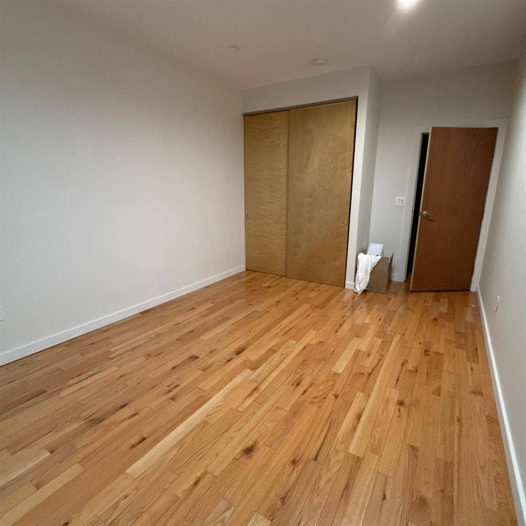 Room for rent in a 3 bed.