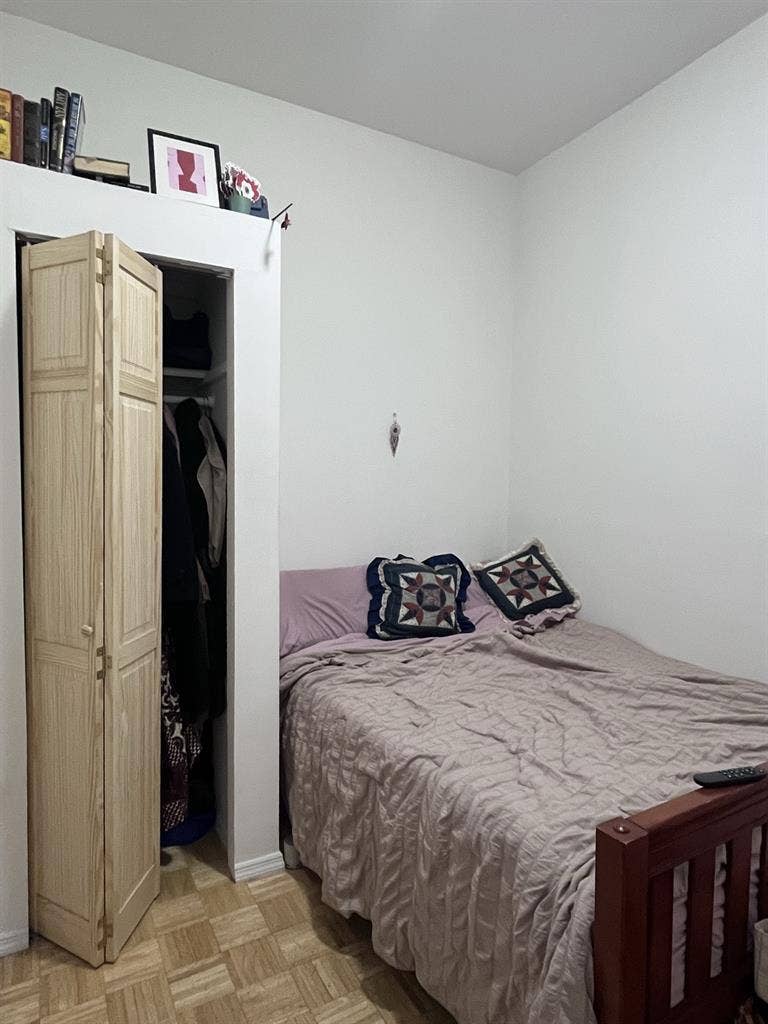 Private room in a sunny apartment