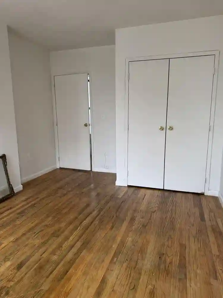 Large room for rent in peaceful Apt