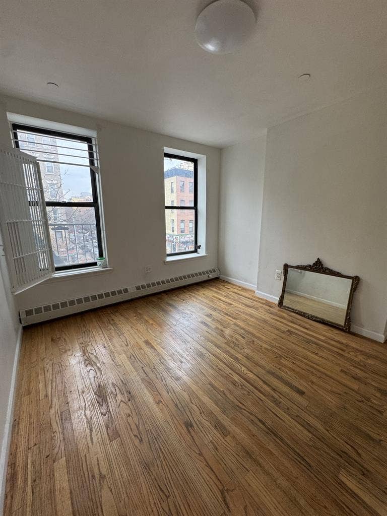 Large room for rent in peaceful Apt