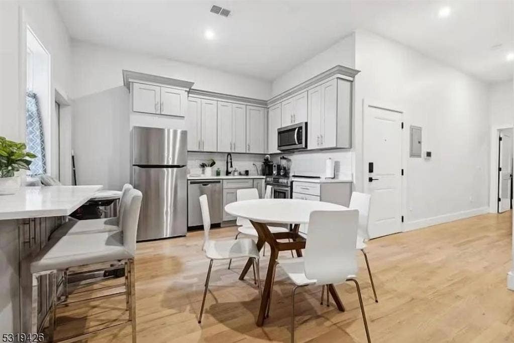 3 BR in Newark