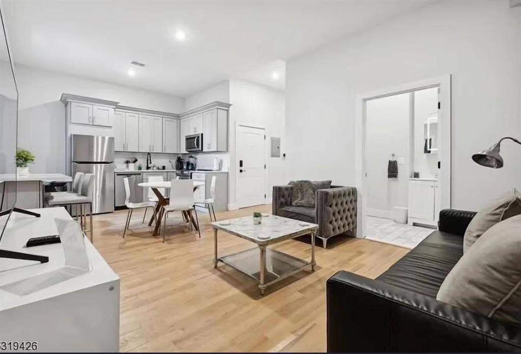 3 BR in Newark