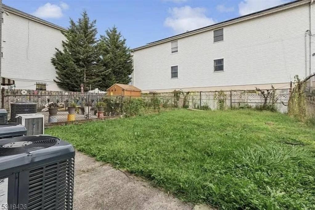 3 BR in Newark