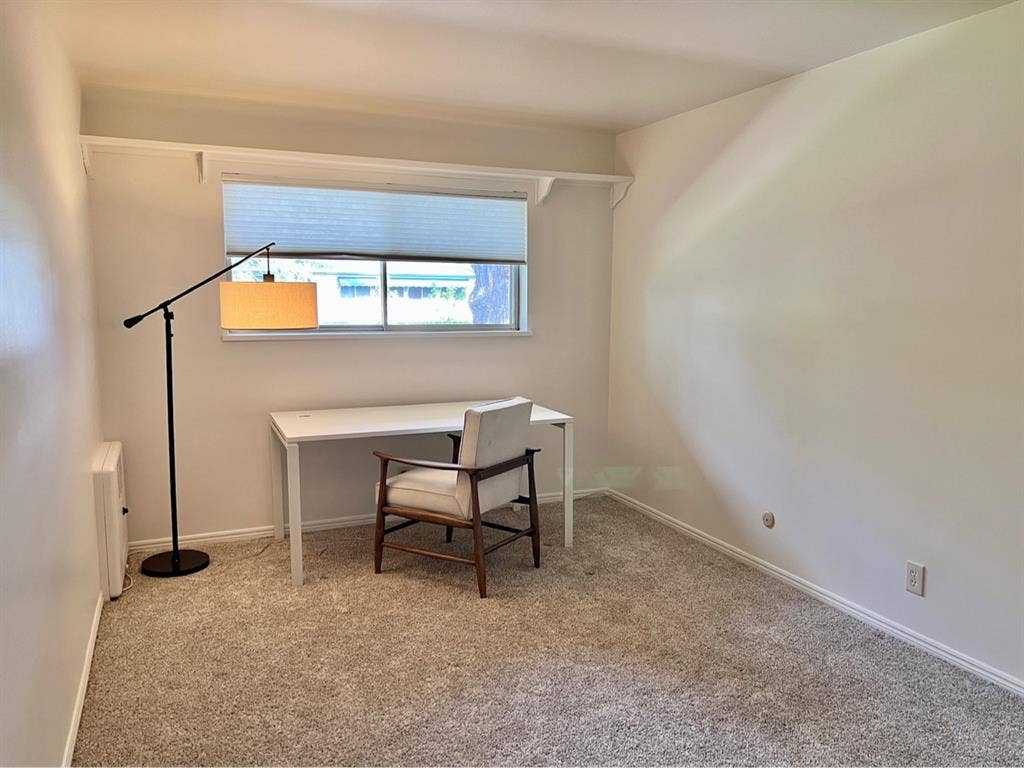 Room for Rent in /bath Condo
