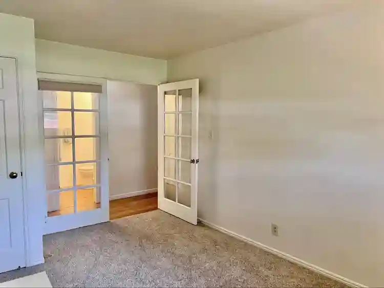 Room for Rent in /bath Condo