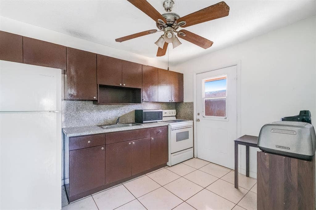 Room in Hialeah Near Metro Station