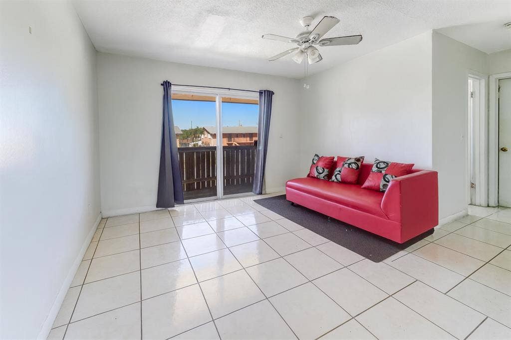 Room in Hialeah Near Metro Station