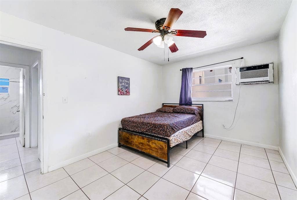 Room in Hialeah Near Metro Station