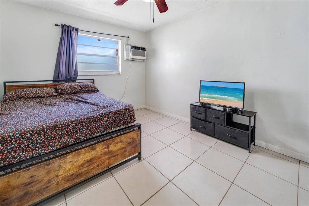 Room in Hialeah Near Metro Station