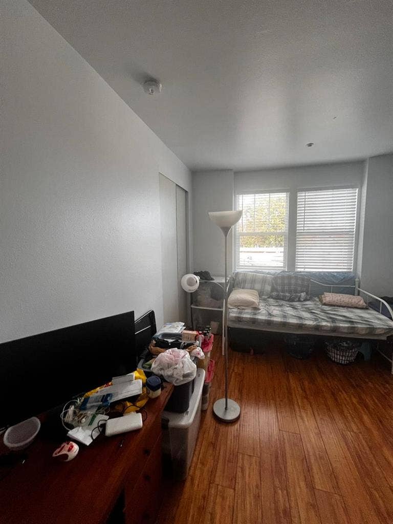 Spot avail in apartment near USC