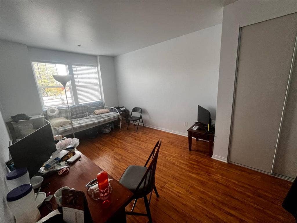 Spot avail in apartment near USC
