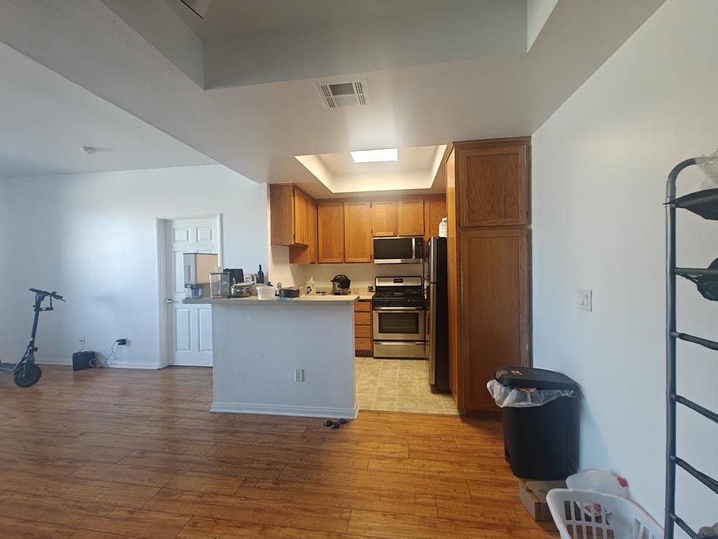 Spot avail in apartment near USC
