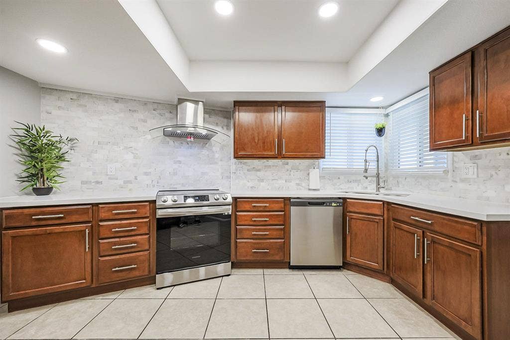 9 BR in Glendale