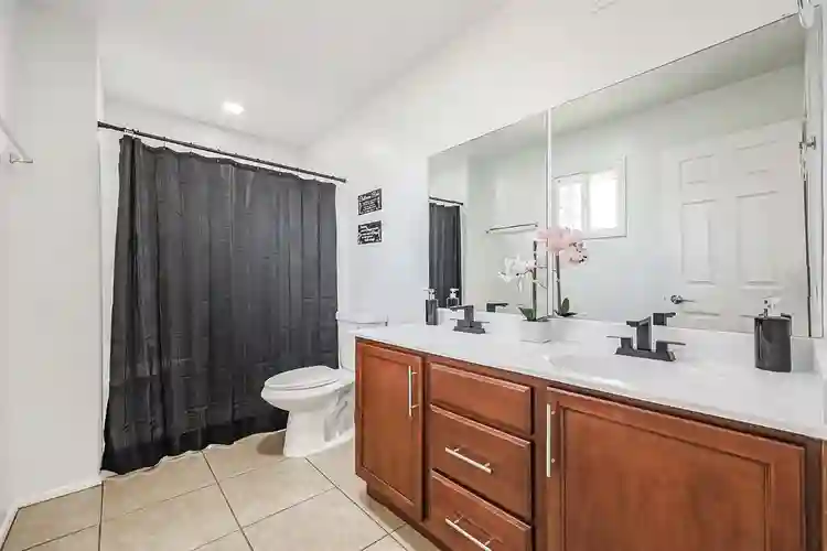 9 BR in Glendale