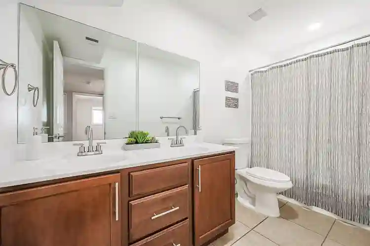 9 BR in Glendale