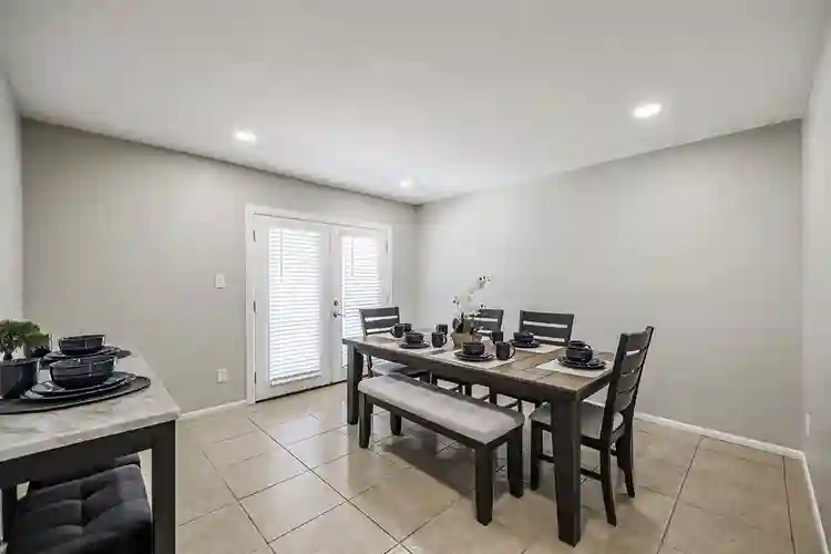 9 BR in Glendale