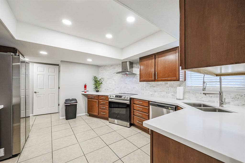 9 BR in Glendale