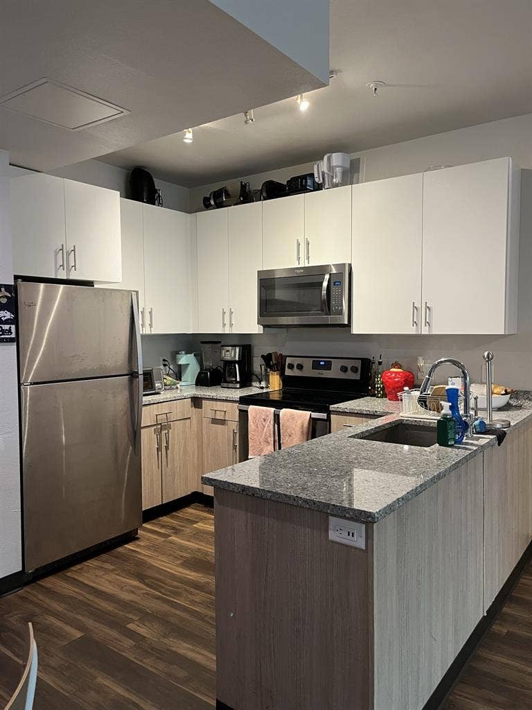 ROOM FOR RENT- MOVE IN ASAP