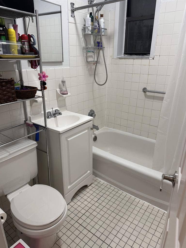 ROOM AVAILABLE long-term sublet!