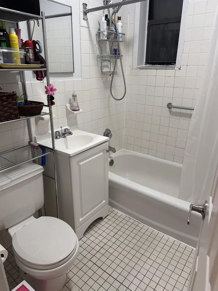 ROOM AVAILABLE long-term sublet!