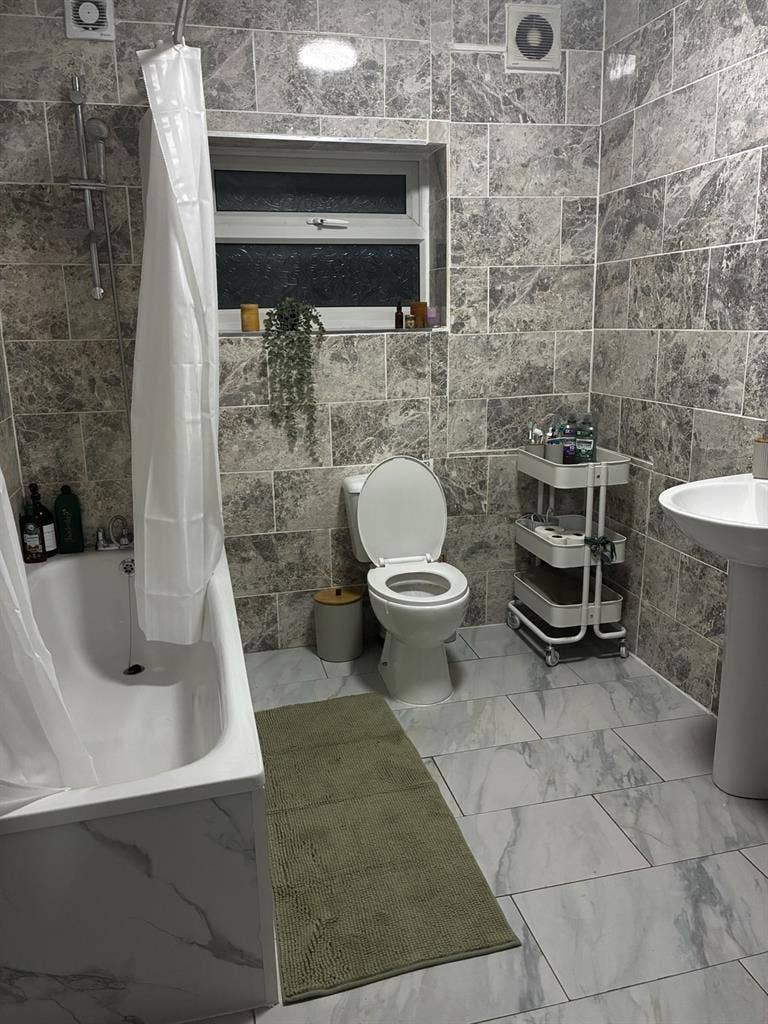 Looking for a housemate!