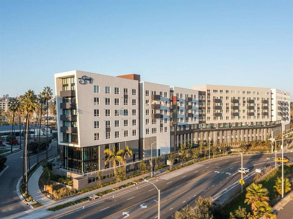 Clean Apt with a Clean Roommate