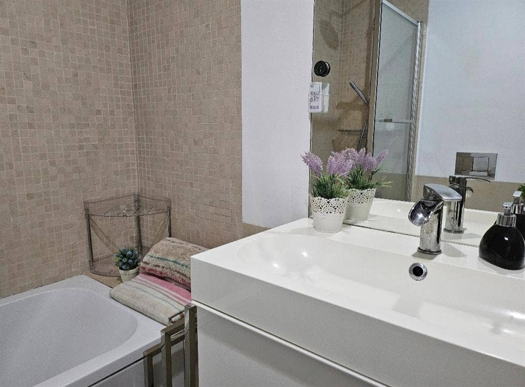 Double bedroom w/ private bathroom