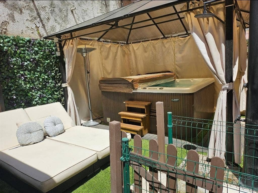 Double bedroom w/ private bathroom