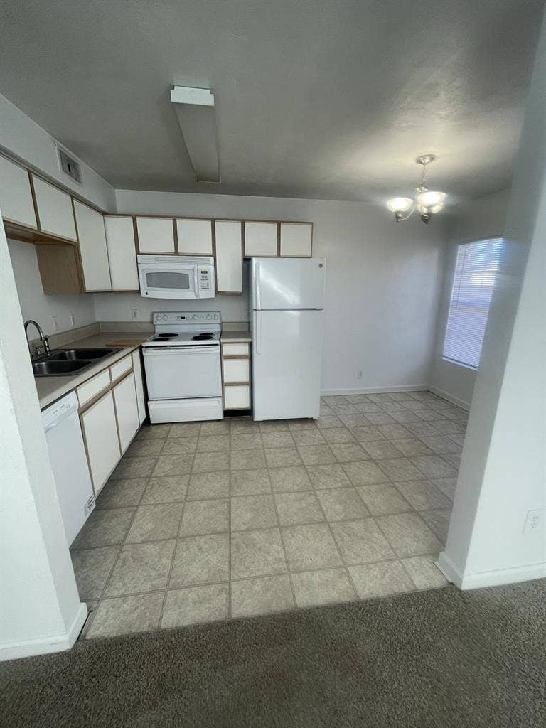 URGENT SUBLEASE AVAILABLE!!!