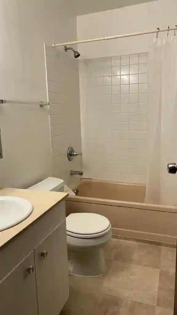 Cozy Lake Merritt Room for Rent