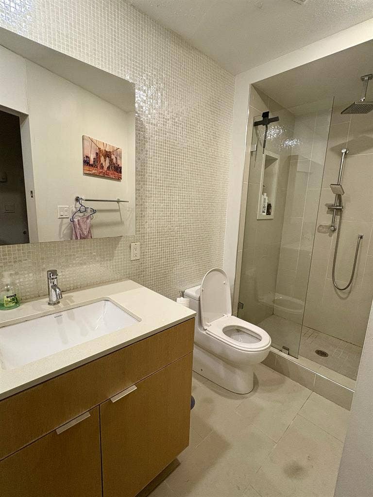 Master R
oom Sublet at Marine Drive