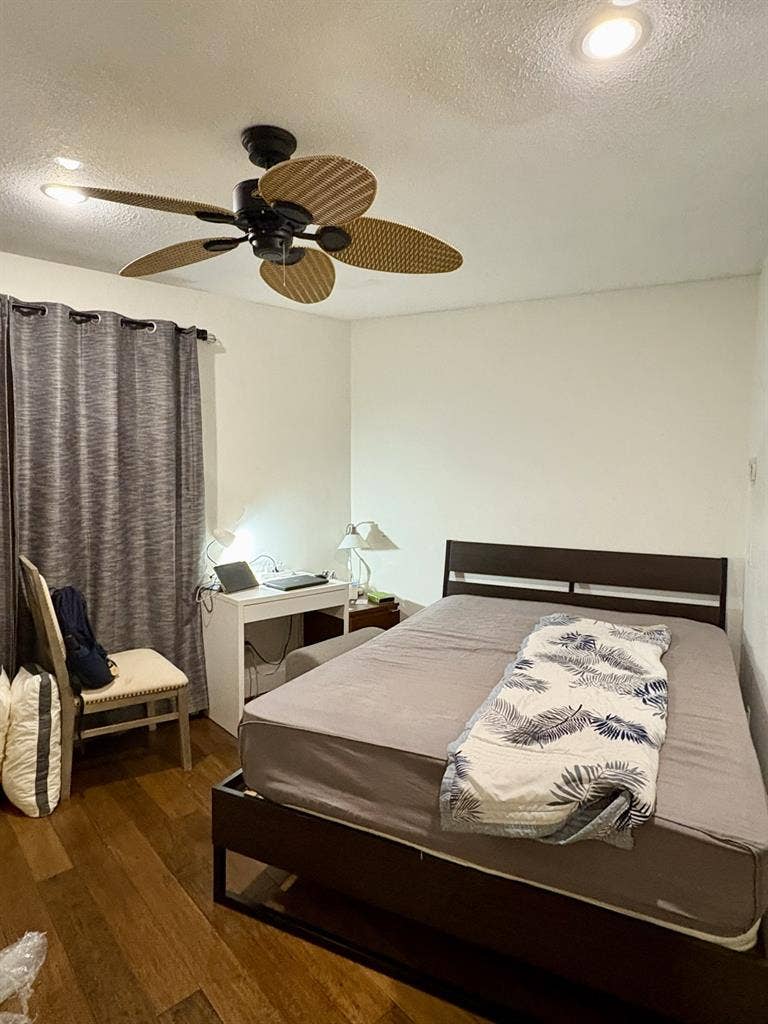 Master R
oom Sublet at Marine Drive