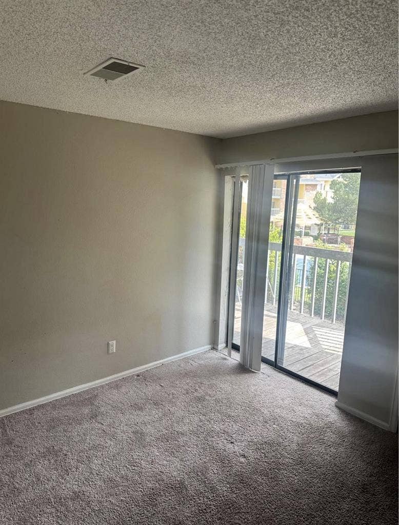 Looking for roommate