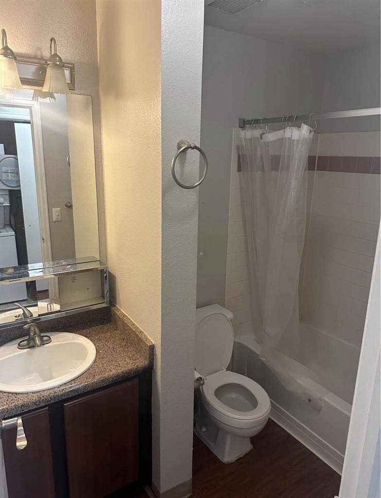 Looking for roommate