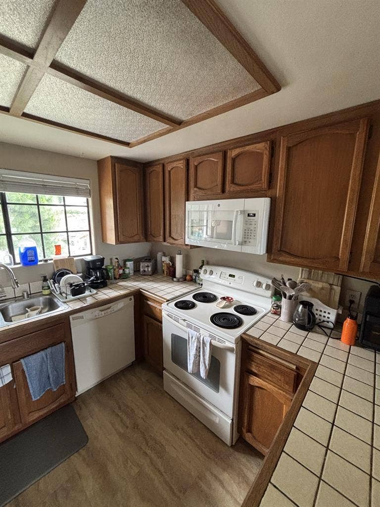 Looking for female roommate