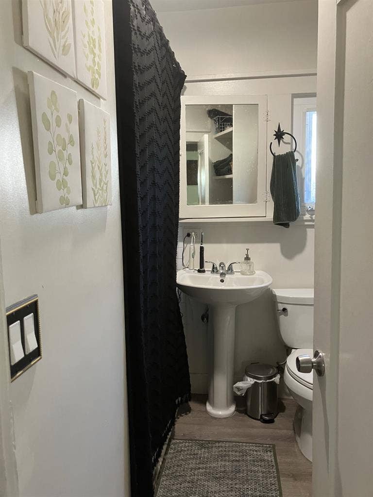 Nice room in cute South Park home!