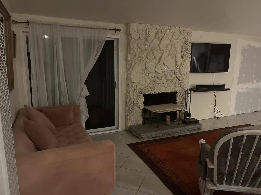 Large Master Room w/Private Bath