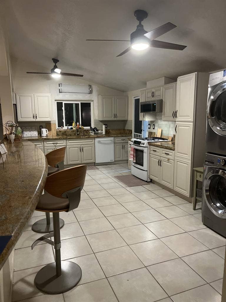 Large Master Room w/Private Bath