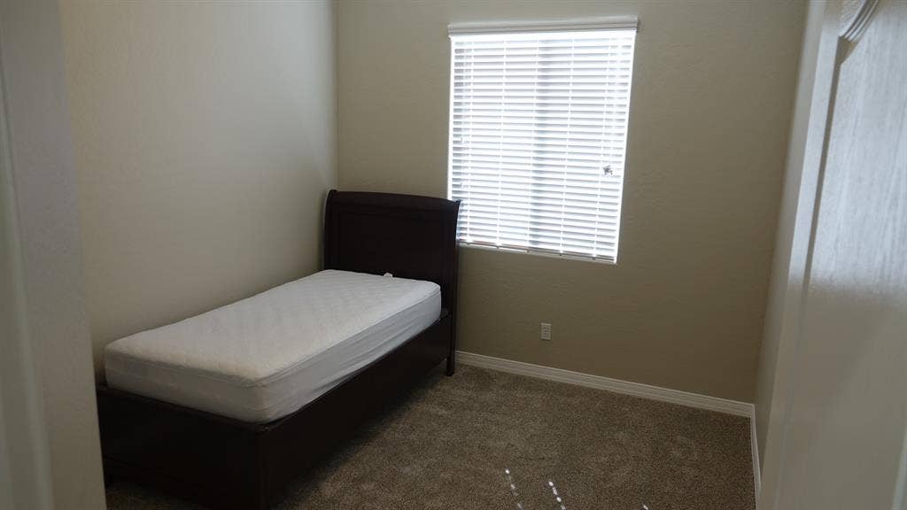 Furnished room to rent w/ utilities