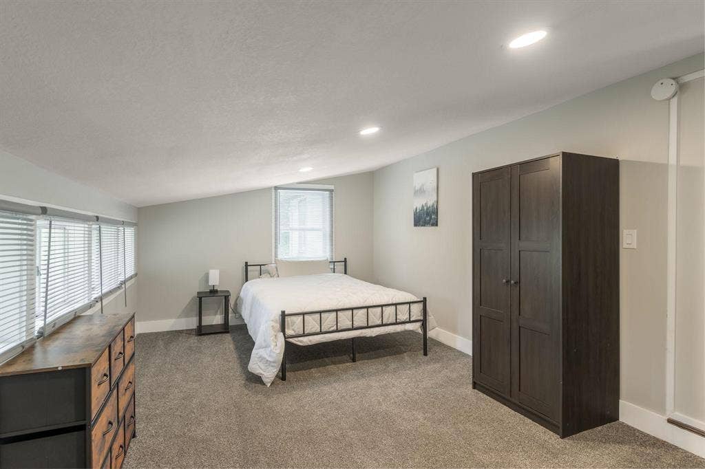 8 BR in Independence