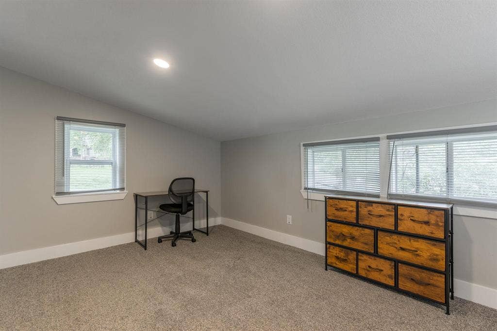 8 BR in Independence